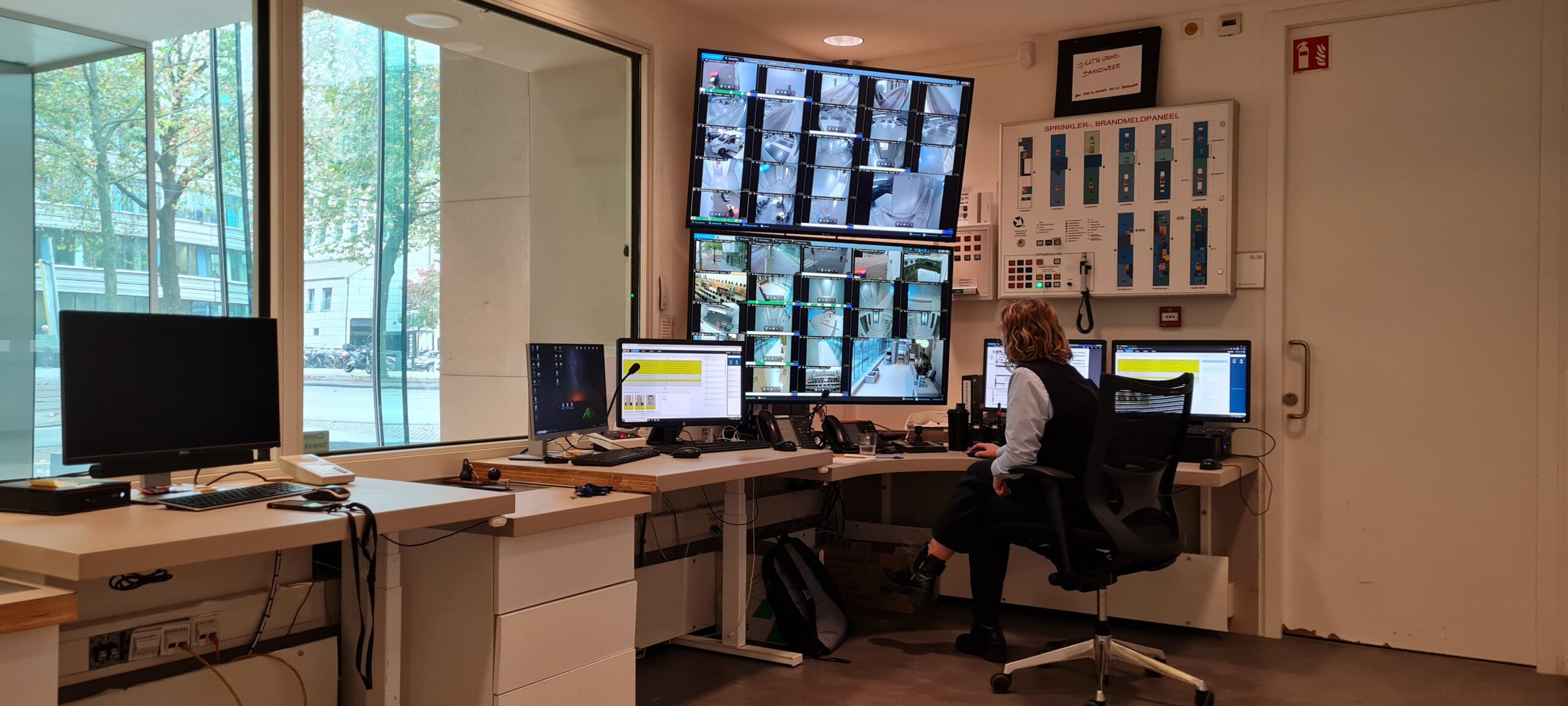 Moderne werkplek met camerabewaking bij EBN Veiligheidsdienst